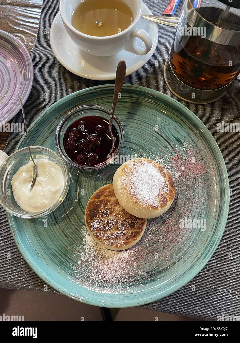 cheesecake con panna acida e marmellata Foto Stock