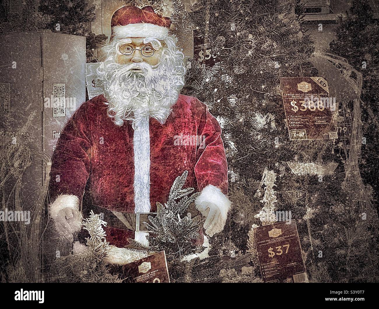 Una Babbo Natale a grandezza naturale tra alberi di Natale e altre decorazioni stagionali in un negozio al dettaglio in Utah, USA. La foto è stata invecchiata e resa grungy, assomiglia ad un catalogo vintage o ad una cartolina decenni fa Foto Stock