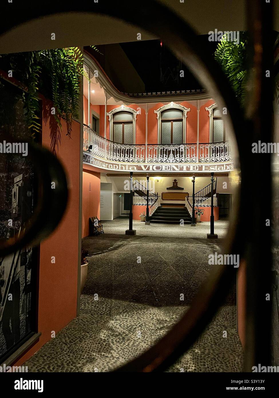 Guardando attraverso le porte del Museo della Fotografia a Funchal, Madeira. Museu de Fotografia da Madeira di notte - questo bellissimo edificio è illuminato Foto Stock