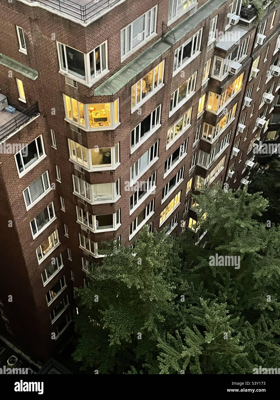 Luci accese all'interno degli appartamenti di New York City Foto Stock