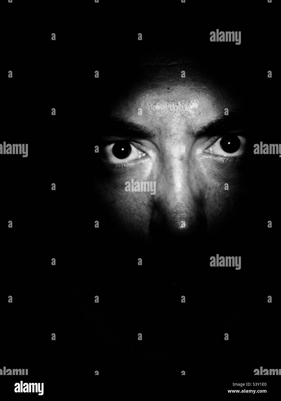 Il ritratto dell'uomo con il volto di gufo bianco e nero - Immagine stock catturata con smartphone