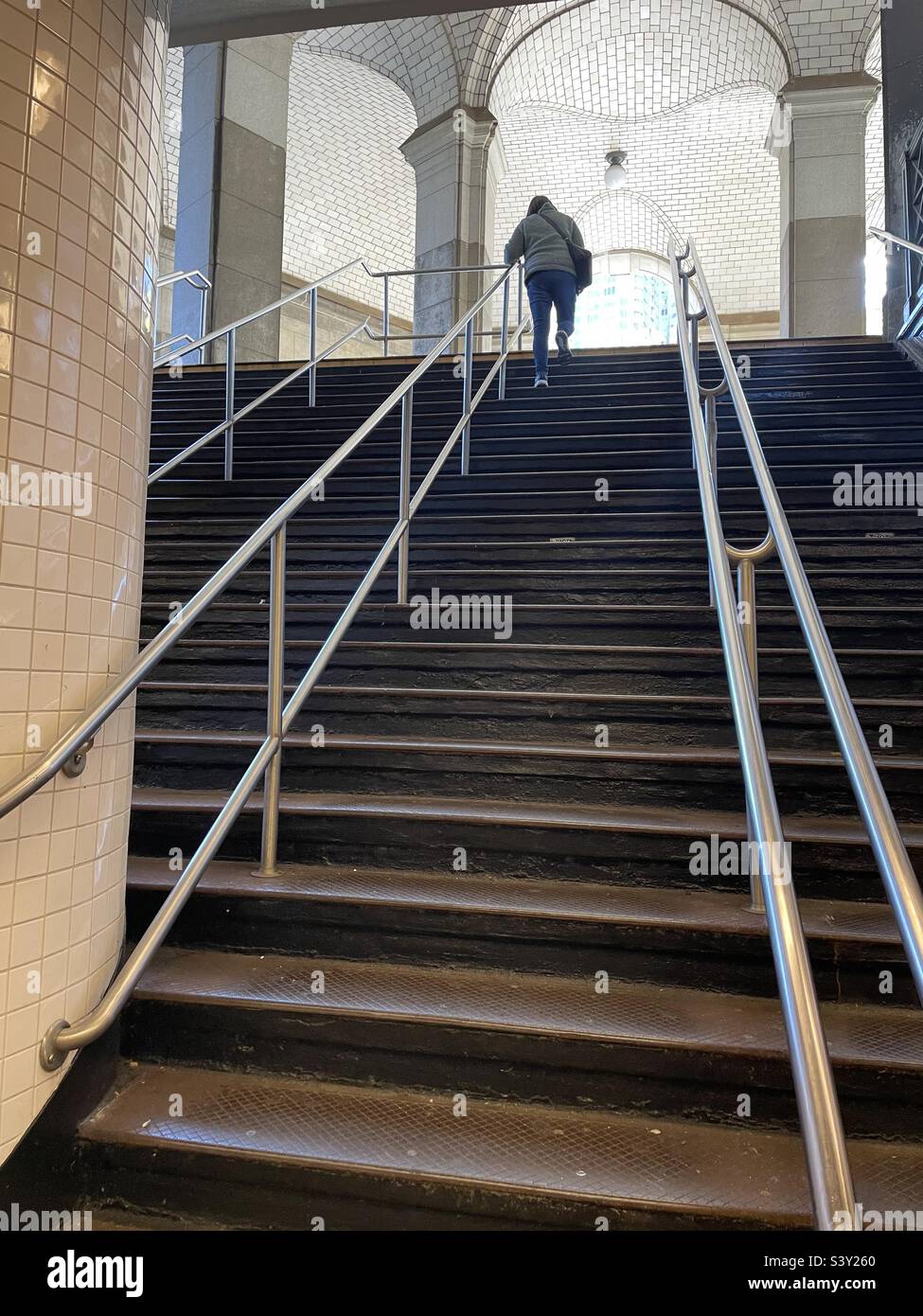Una persona sale le scale all'ingresso della metropolitana per il ponte di Brooklyn a New York City, USA Foto Stock