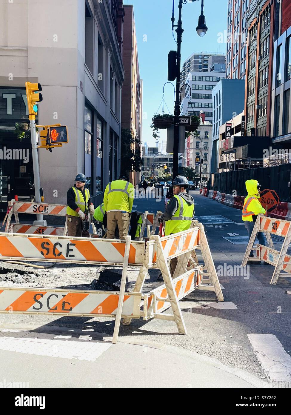 Lavoratori che scavano per strada a New York City, USA - Immagine stock catturata con smartphone
