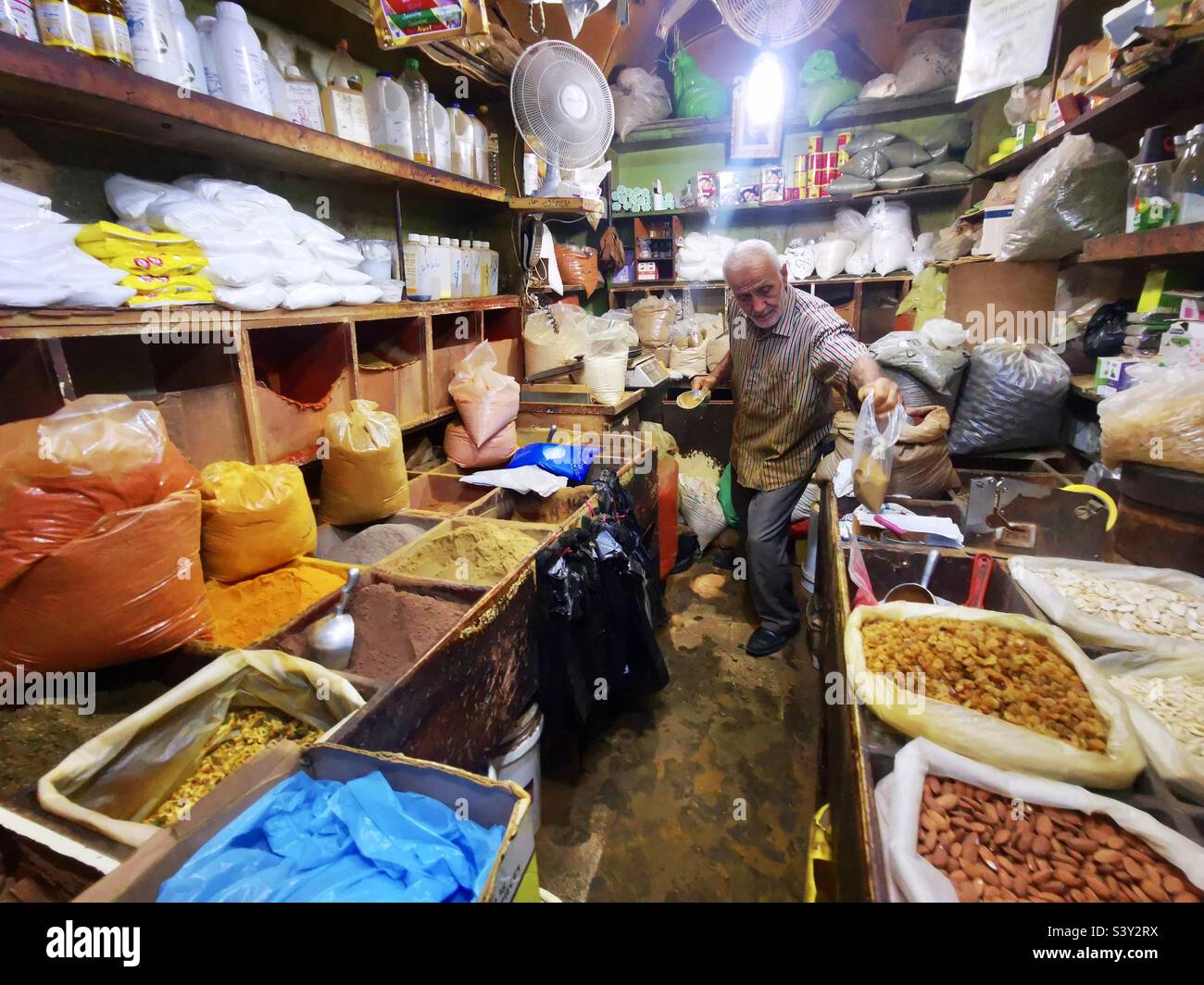 Azmi- proprietario dell'incredibile negozio di spezie nel quartiere musulmano nella città vecchia di Gerusalemme. Foto Stock