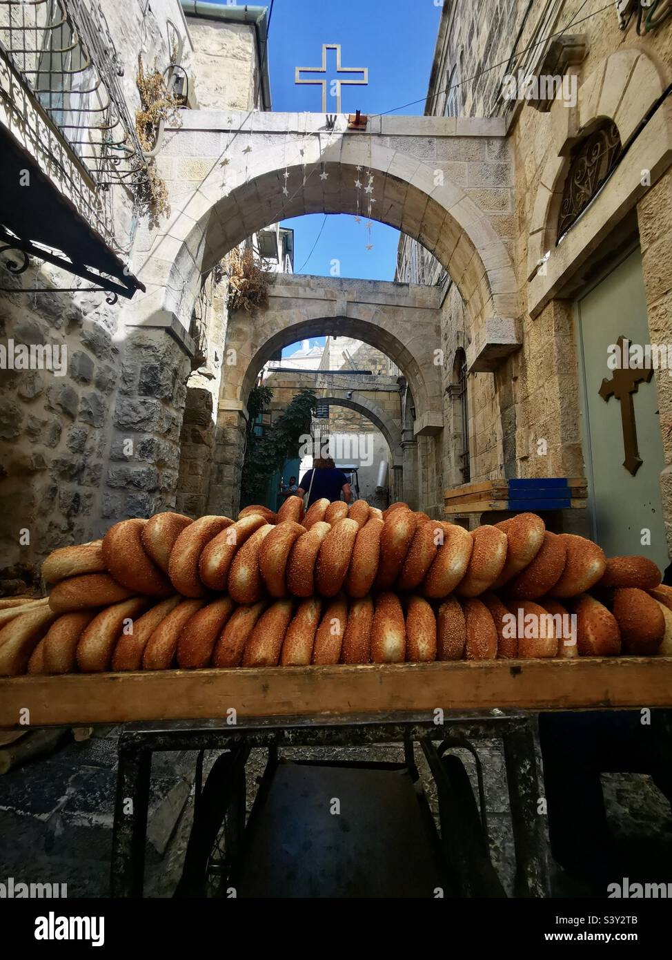 Un panificio palestinese Ka'ek in bagel nella città vecchia di Gerusalemme, Israele. Foto Stock