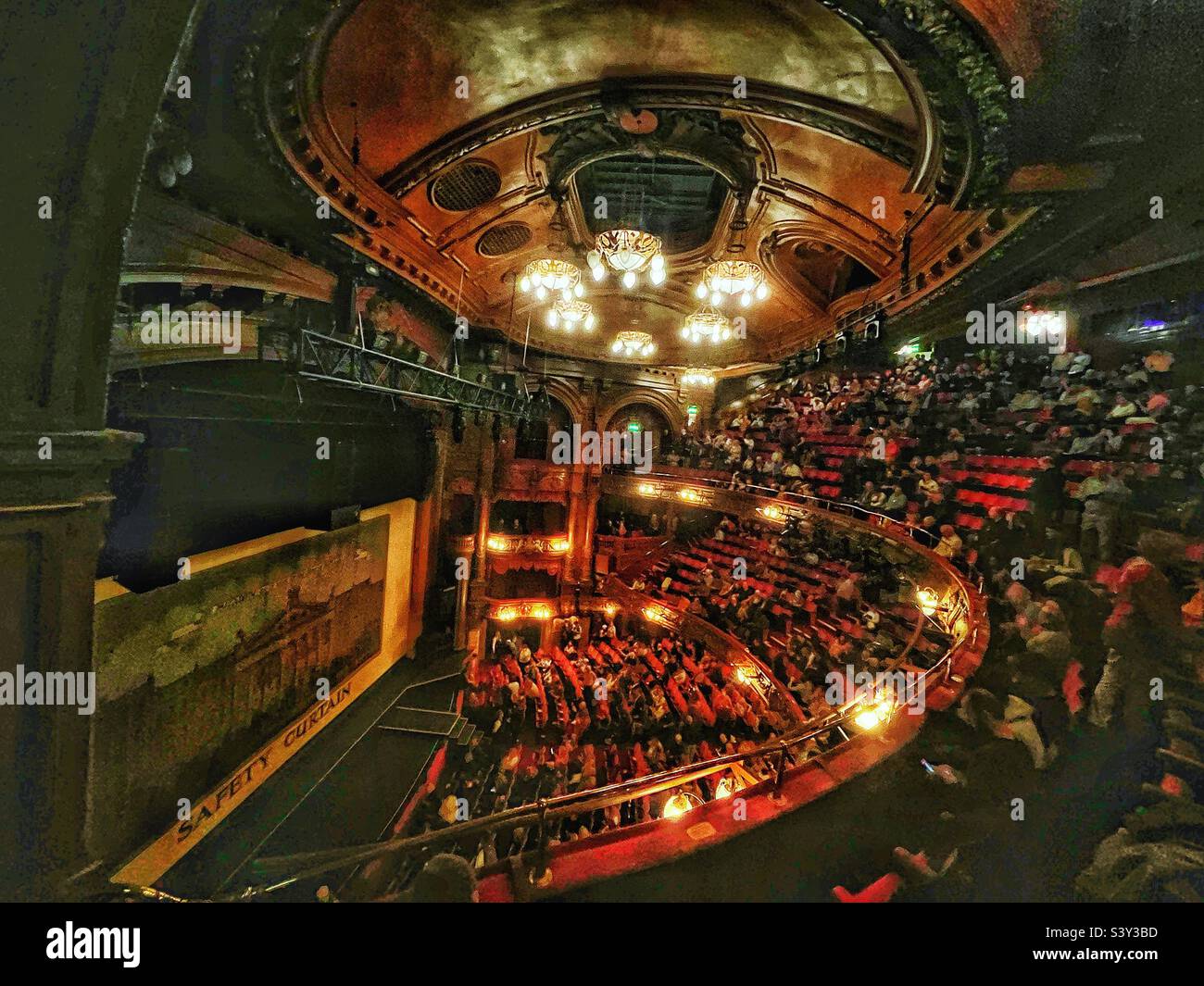 All'interno del London Palladium a Grade II* West End Theatre situato in Argyll Street, Londra, nell'area di Soho. Il teatro ha 2.286 posti a sedere e ha ospitato un impressionante numero di stelle internazionali - Immagine stock catturata con smartphone