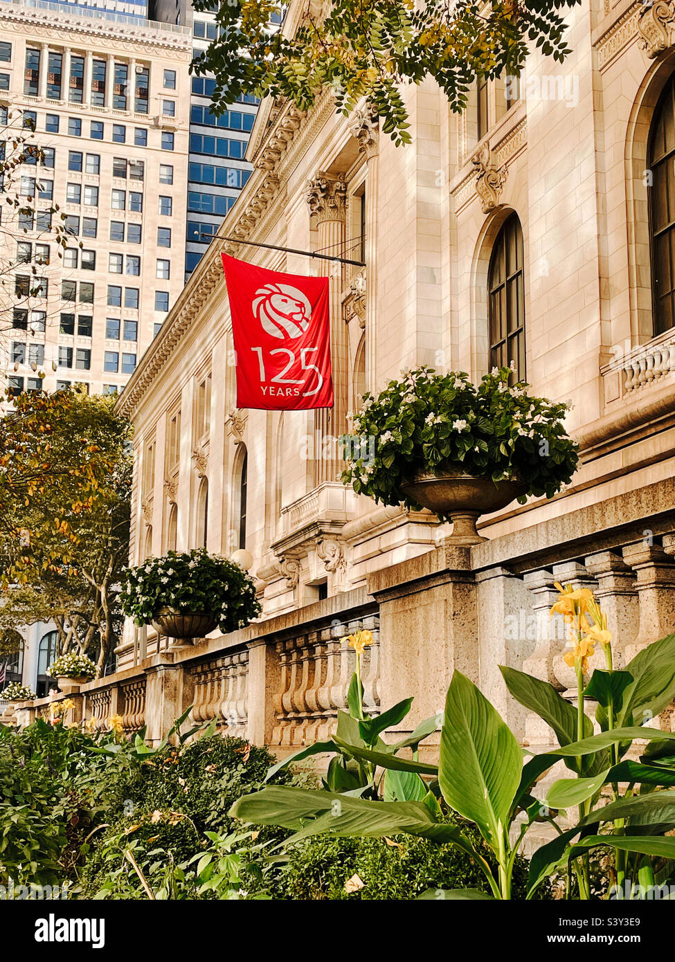 La filiale principale della biblioteca pubblica della città di New York si trova sulla Fifth Avenue e festeggia il suo 125° anniversario, il 2022, NYC, USA - Immagine stock catturata con smartphone