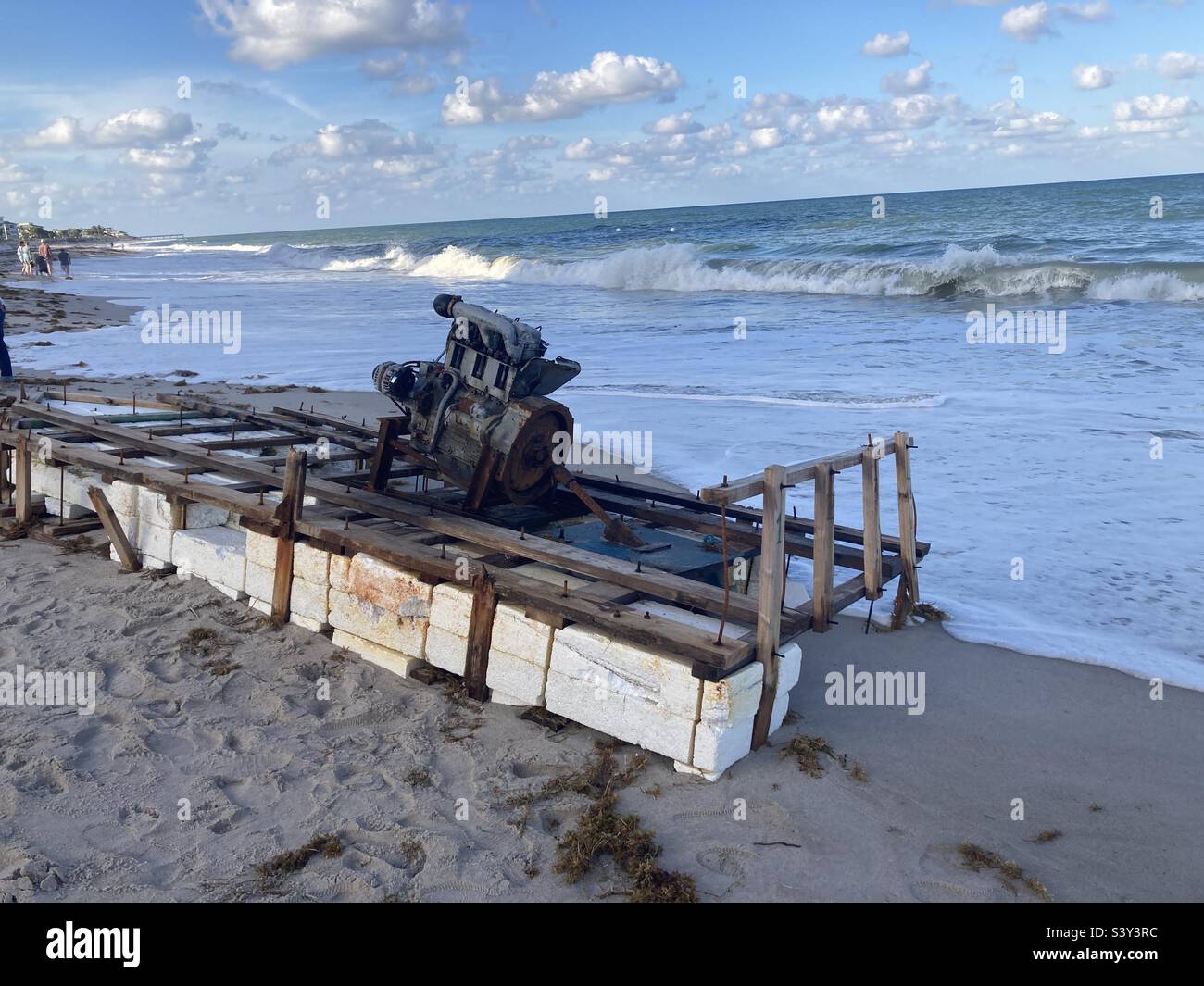 Una barca Migrant alimentata da un'imbarcazione a motore arrugginita fatta di Styrofoam lavata in riva a vero Beach Florida. Foto Stock