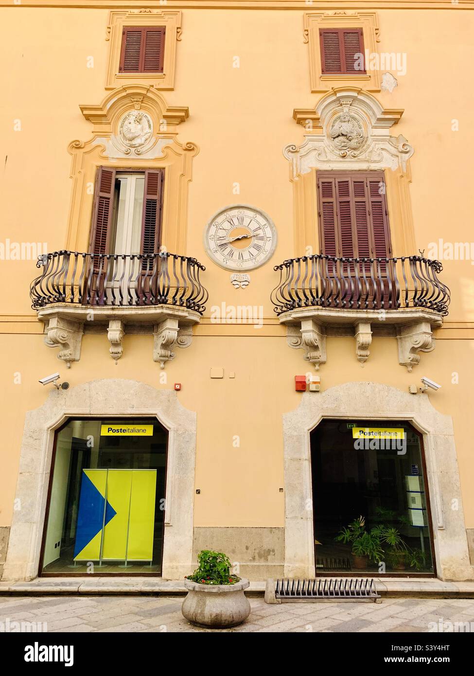 Ufficio postale, Poste Italiane a Trapani, Sicilia, Italia. - Immagine stock catturata con smartphone