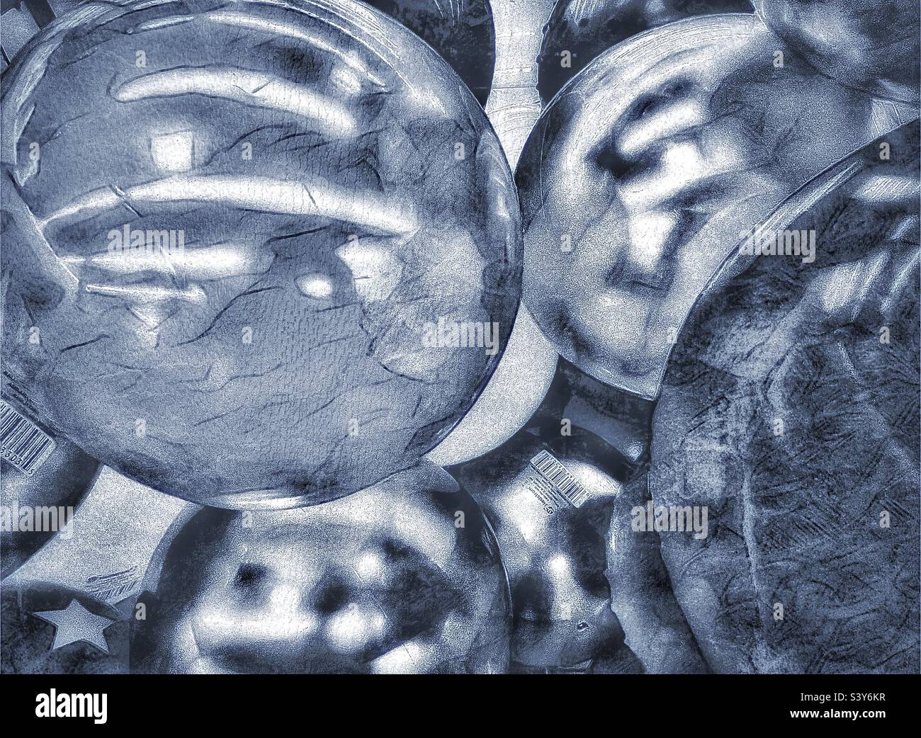 Palline di gomma gonfiabili multicolore in un contenitore giocattolo presso un rivenditore locale nello Utah, USA. L'immagine è stata desaturata in modo che la messa a fuoco possa essere sull'astratto della luce, dell'ombra, dei toni, delle forme e delle texture. Foto Stock