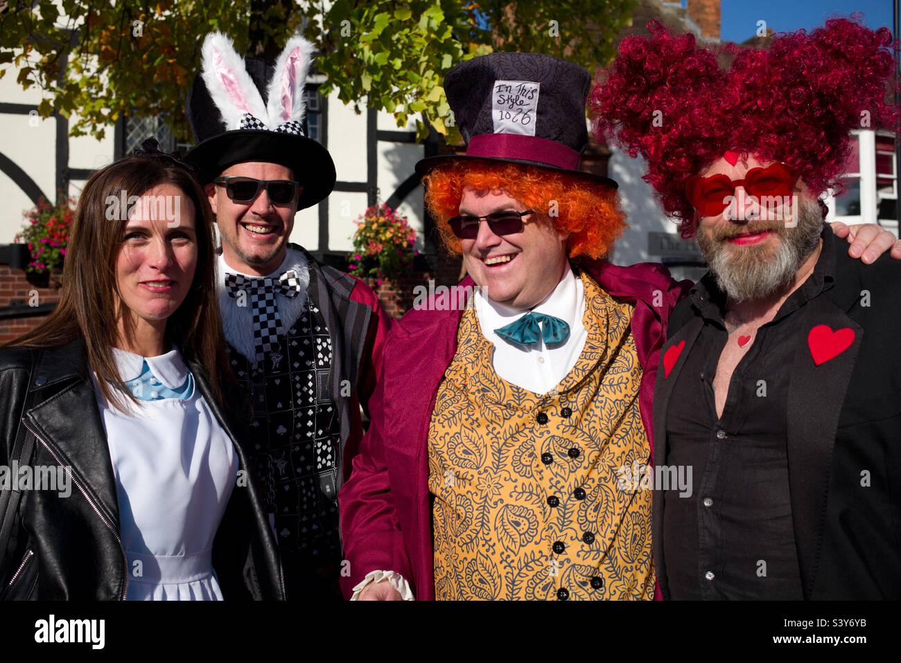 Le persone si vestono in costume per partecipare a una divertente giornata di caccia al tesoro. Stratford Upon Avon Warwickshire Inghilterra Regno Unito Foto Stock