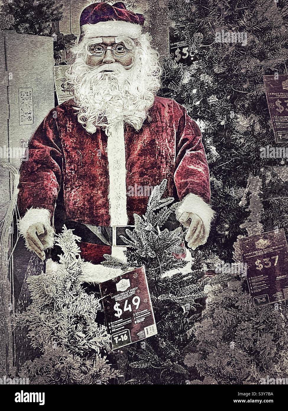 Babbo Natale a grandezza naturale sorge tra alberi di Natale e altre decorazioni in un locale Utah, USA Walmart. Le etichette dei prezzi indicano che si tratta di un'esposizione di un negozio al dettaglio. Modificato digitalmente per un'atmosfera antica e vintage. Foto Stock