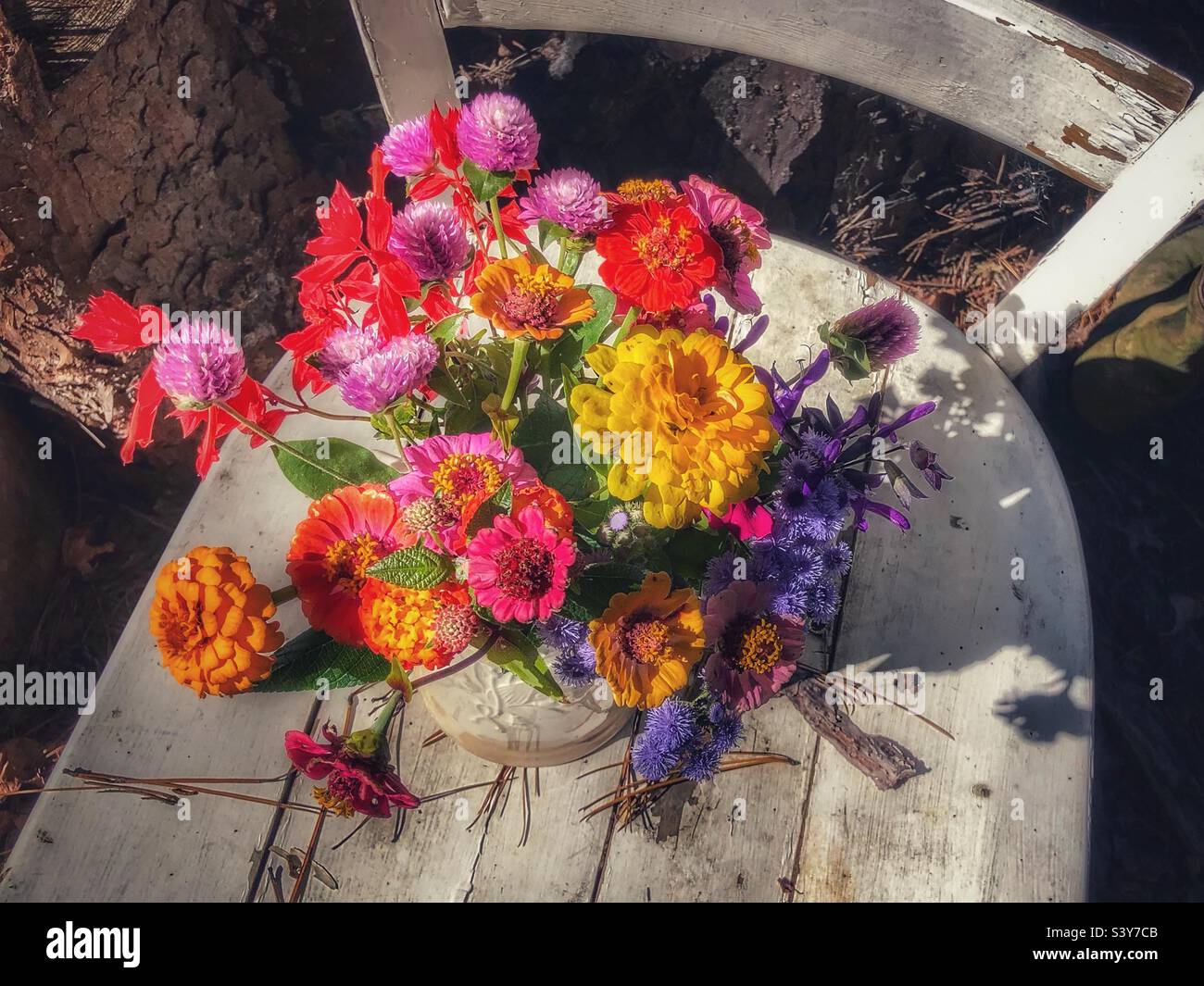 Bouquet autunnale su sedia bianca visto dall'alto - Immagine stock catturata con smartphone