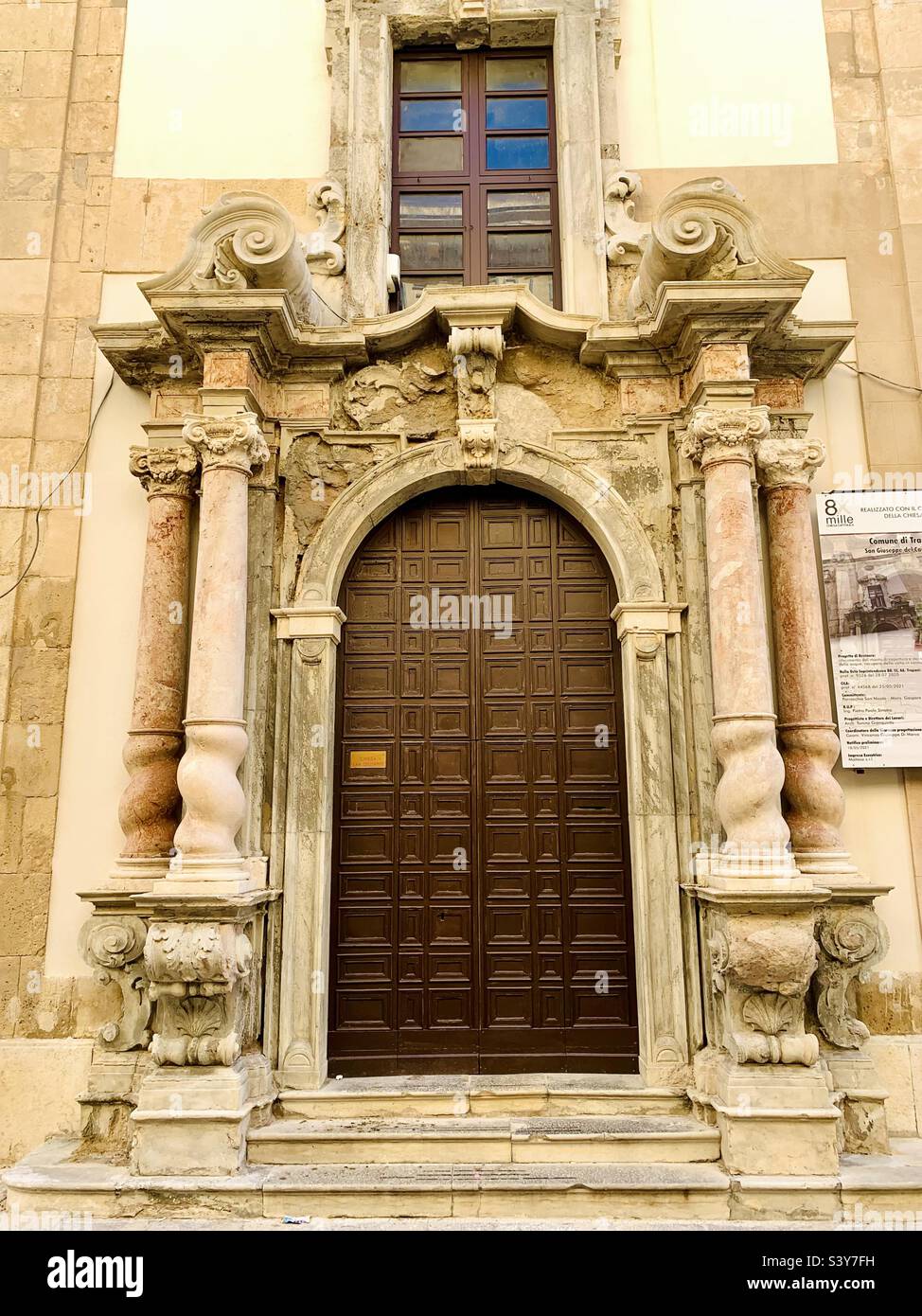 Portale in marmo barocco della Chiesa di San Giuseppe (Carminello) a Trapani,  Sicilia, Italia Foto stock - Alamy