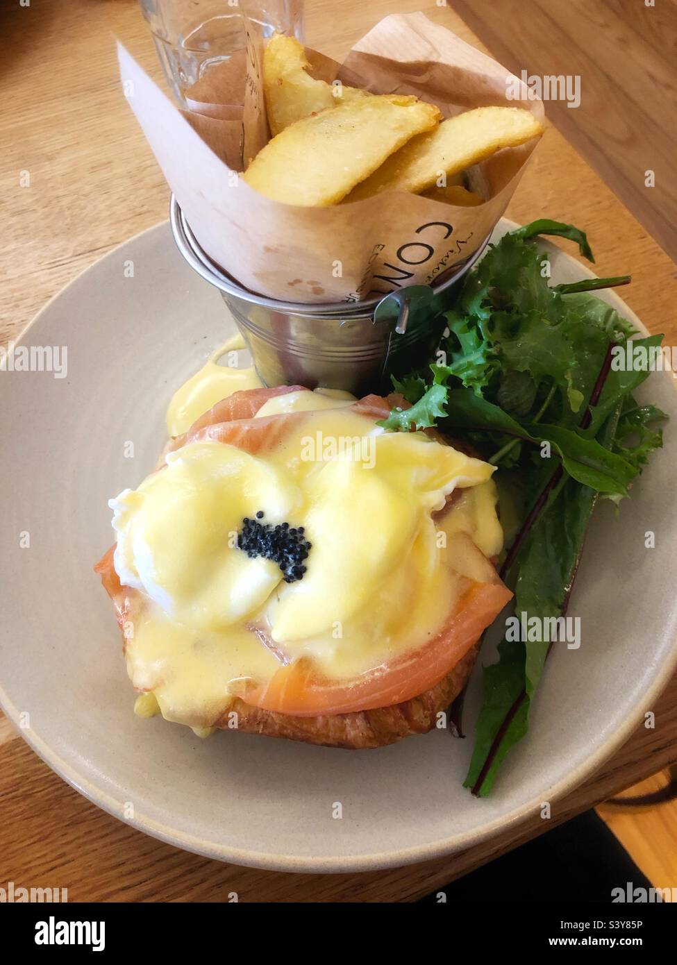Uova Benedict con salmone scozzese affumicato e caviale Foto Stock