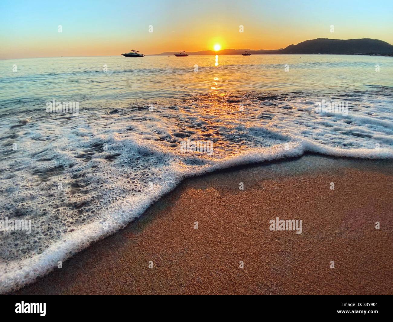 Marea entrante al tramonto sulla baia di Lardos vicino a Kefkos a Rodi, Grecia Foto Stock