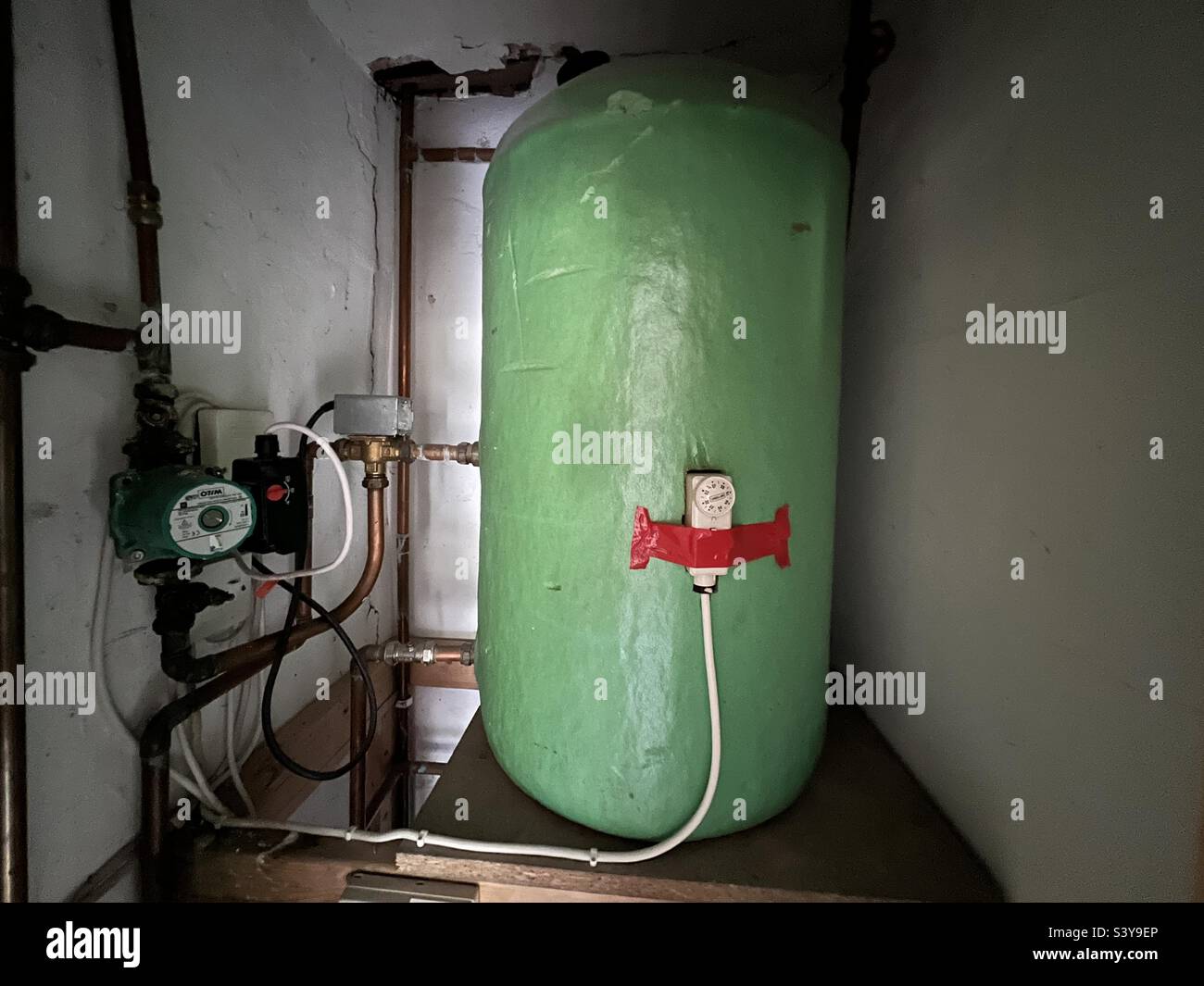 Serbatoio di acqua calda vecchio stile e termostato in casa inglese come  energia e carburante bollette aumento Foto stock - Alamy