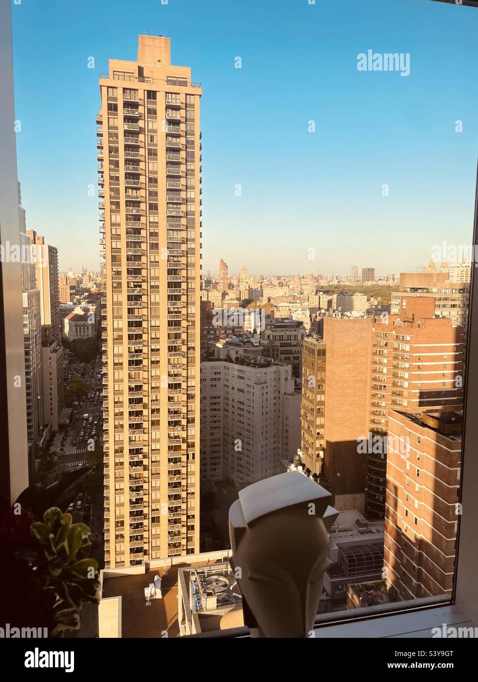 Vista da un grattacielo rivolto a nord verso Central Park sul lato ovest superiore, New York City, - Immagine stock catturata con smartphone