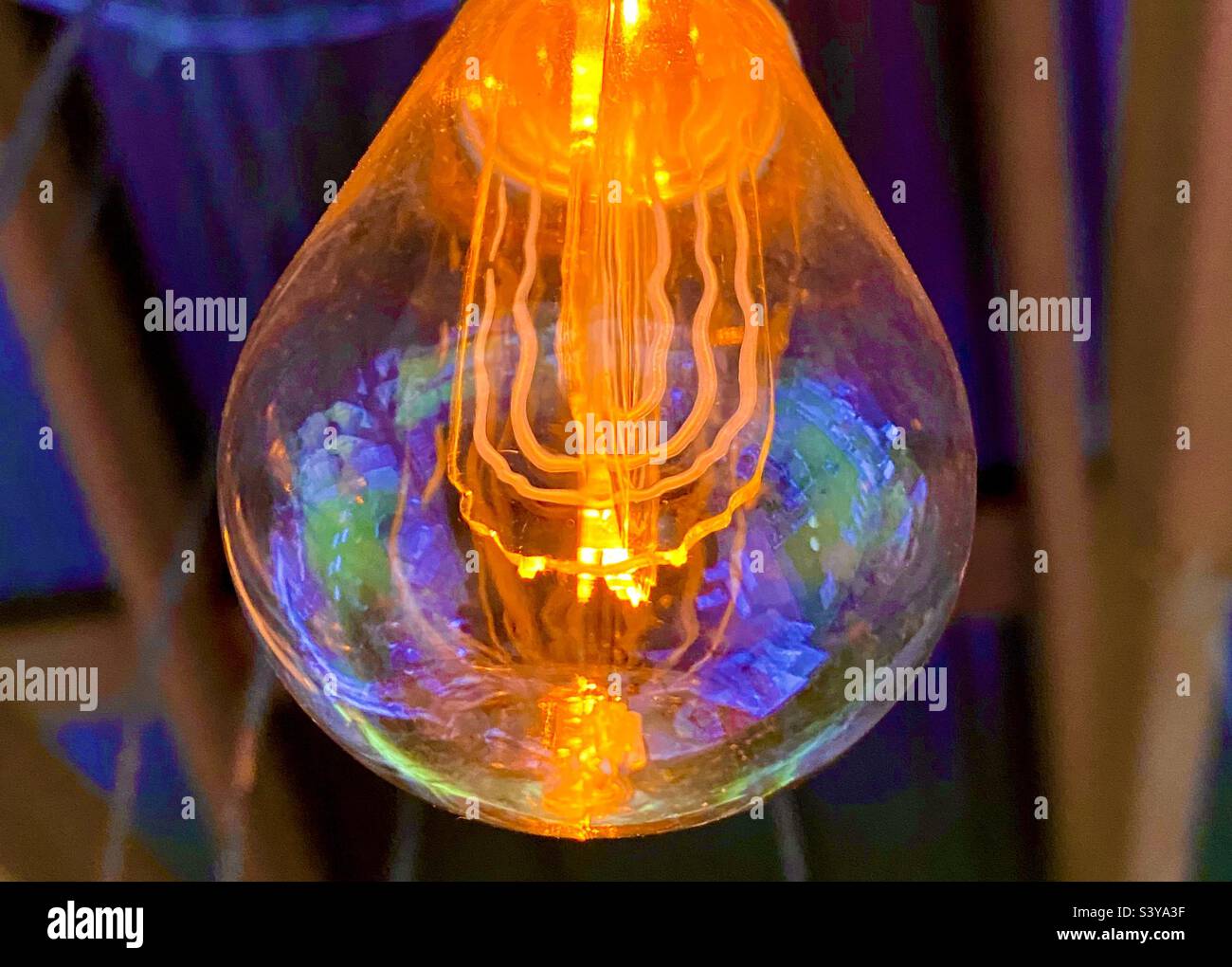 Incandescenza arancione di una lampadina Foto Stock