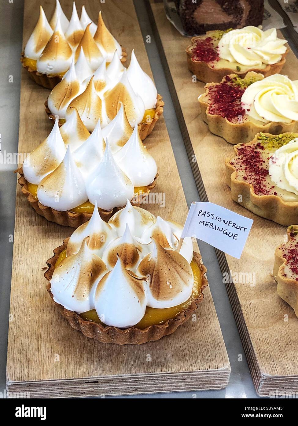 Meringue frutto della passione nella vetrina del panificio - Immagine stock catturata con smartphone