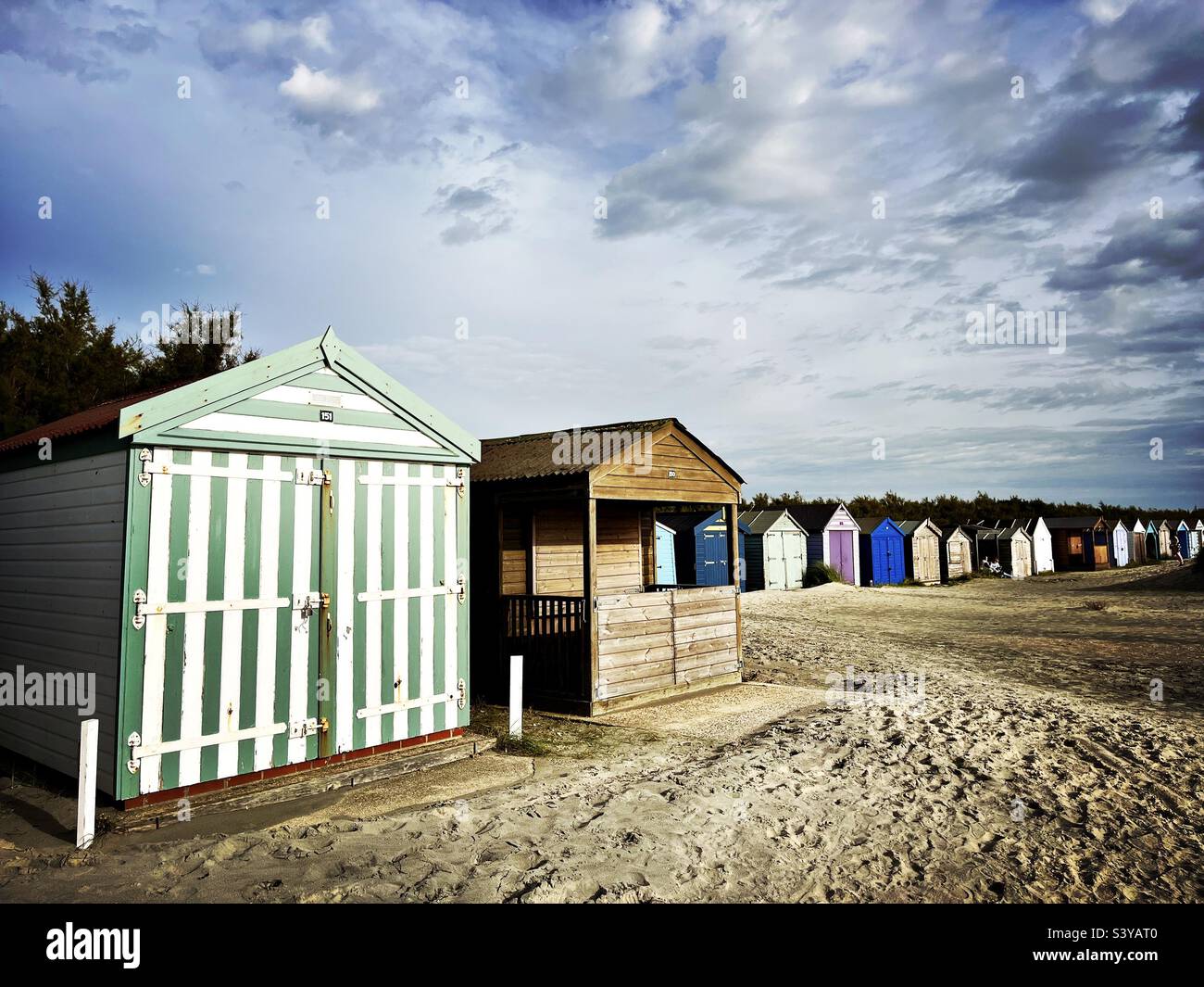 Capanne sulla spiaggia sono viste in West Wittering situato sulla Penisola di Manhood nel distretto di Chichester del Sussex occidentale, Inghilterra. Foto Stock