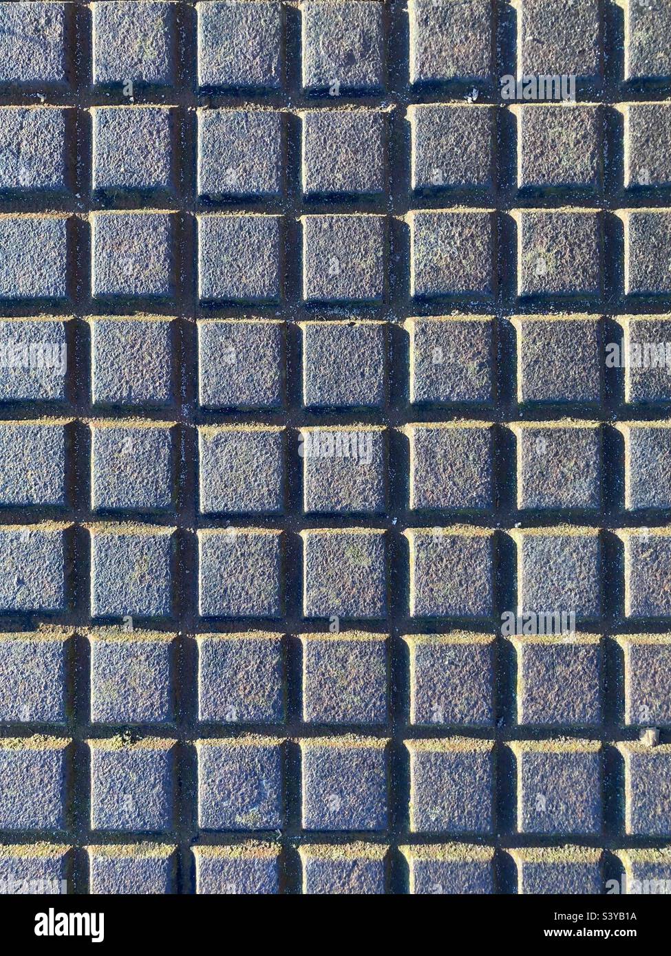 Struttura quadrata in ghisa come coperchio del canale Foto Stock