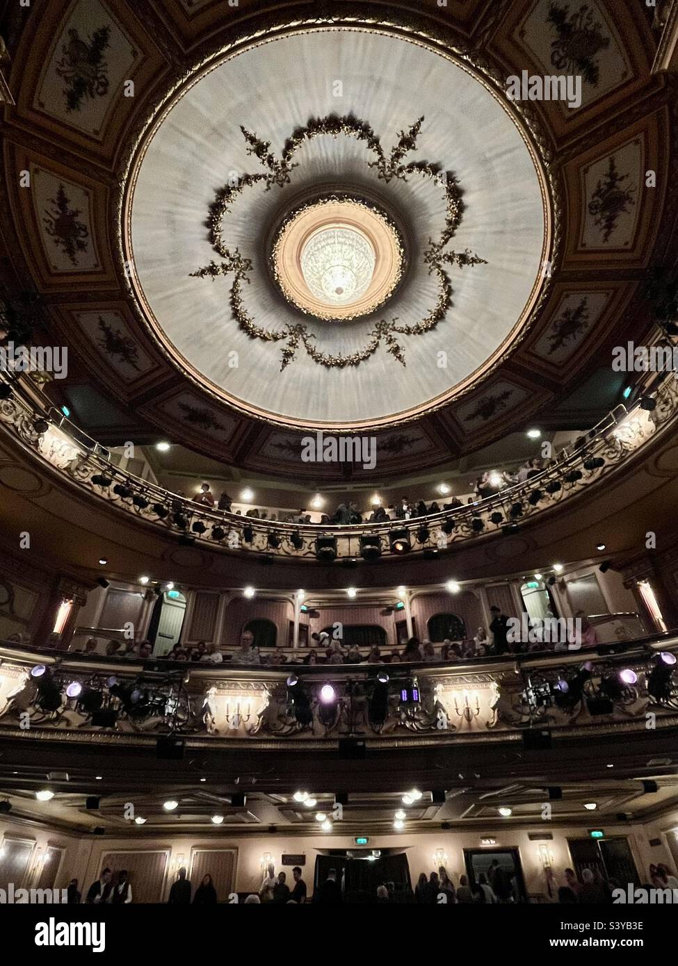 Soffitto con luci decorative ornate nel Teatro Gielgud di Londra - Immagine stock catturata con smartphone