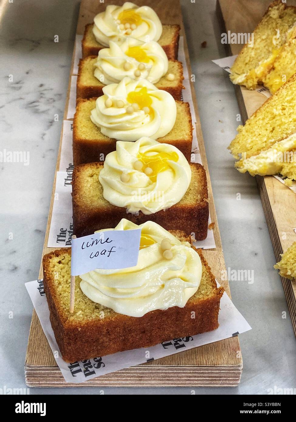 Torta di lime alla focaccia nella finestra del forno Foto Stock