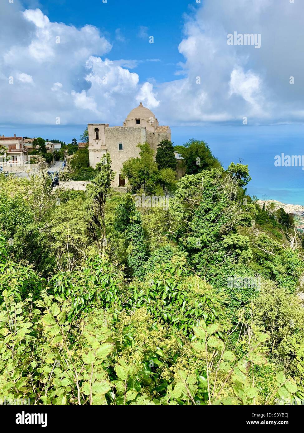 Chiesa di San Giovanni Battista nel borgo medievale di Erice, Trapani, Sicilia, Italia. Foto Stock