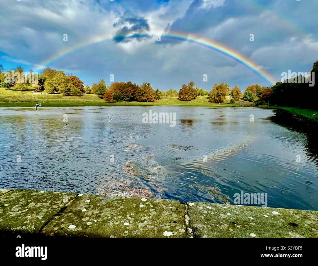 Uno spettacolare arcobaleno su un lago nello Yorkshire, Inghilterra, Regno Unito Foto Stock