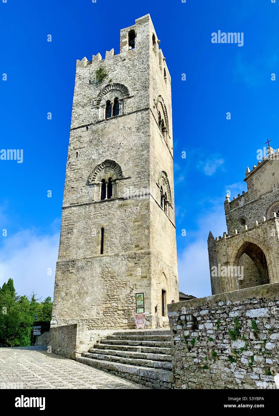 Torre di Re Federico nella collina medievale di Erice, Trapani, Sicilia,  Italia Foto stock - Alamy