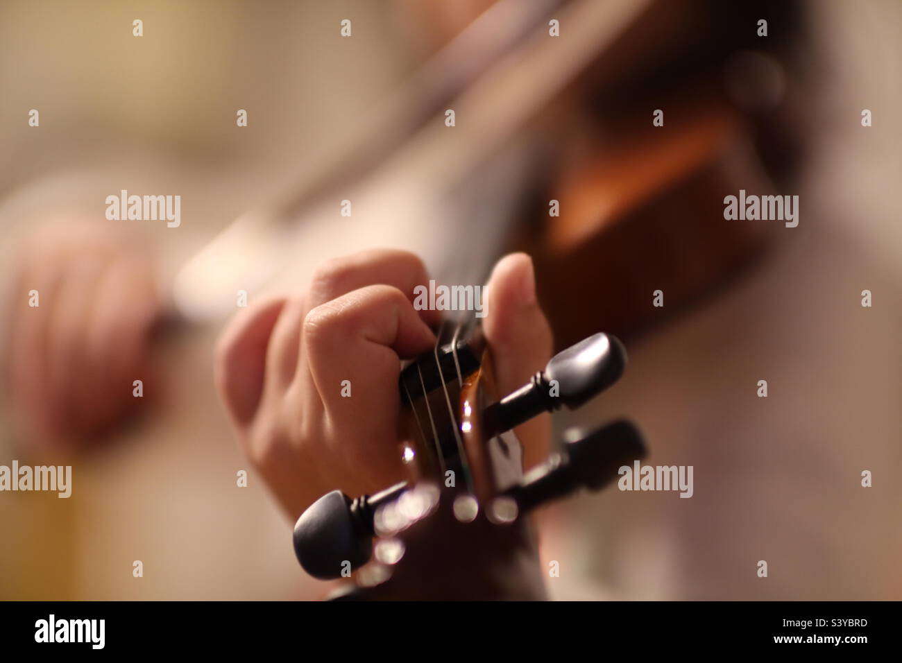 Bambino che suona il violino immagini e fotografie stock ad alta