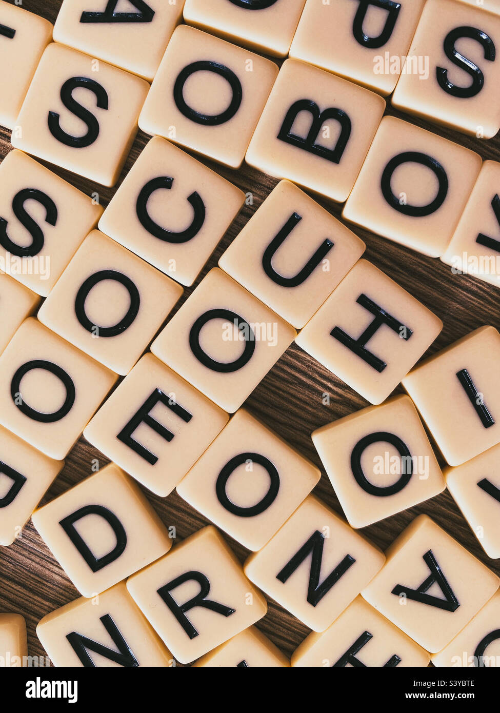 Tessere con lettere diverse viste dall'alto. Foto Stock