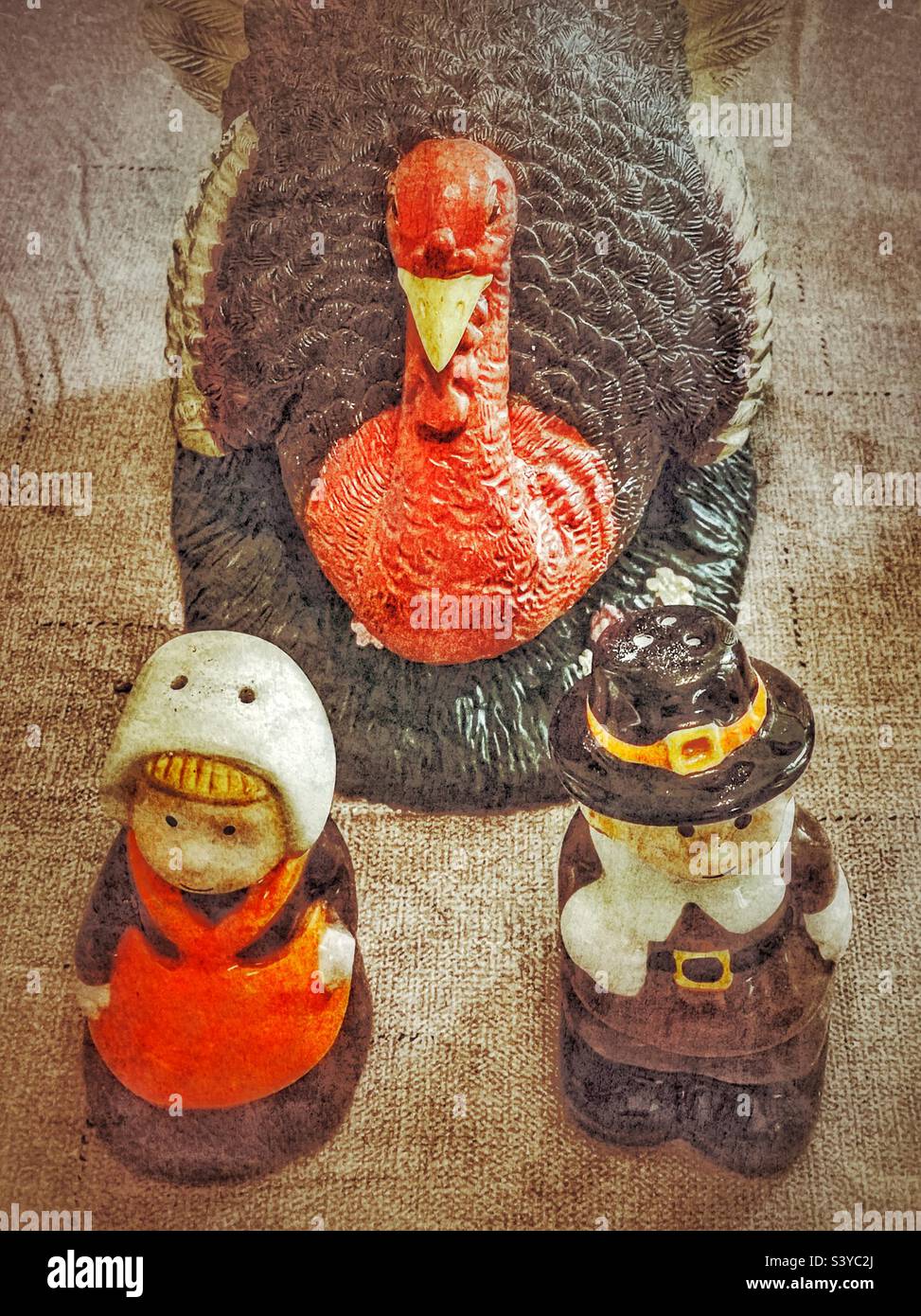 Decorazioni in tacchino centrotavola e scalpello di sale e pepe di stagione pellegrino su un tavolo in Utah, USA vicino alla stagione di festa del Ringraziamento. Filtro grunge aggiunto digitalmente per un look rustico e vintage. - Immagine stock catturata con smartphone