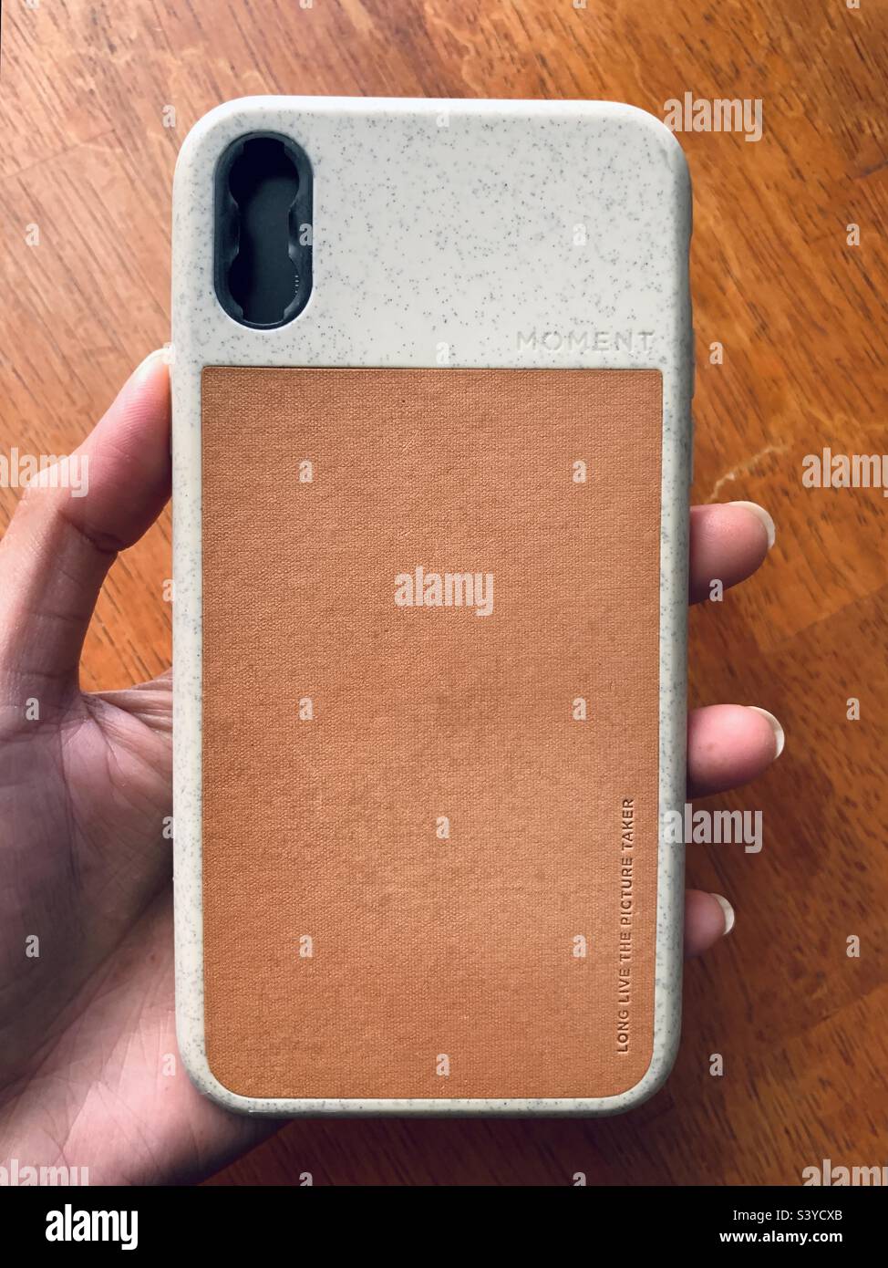 Una persona che regge una custodia per iPhone XS - Immagine stock catturata con smartphone