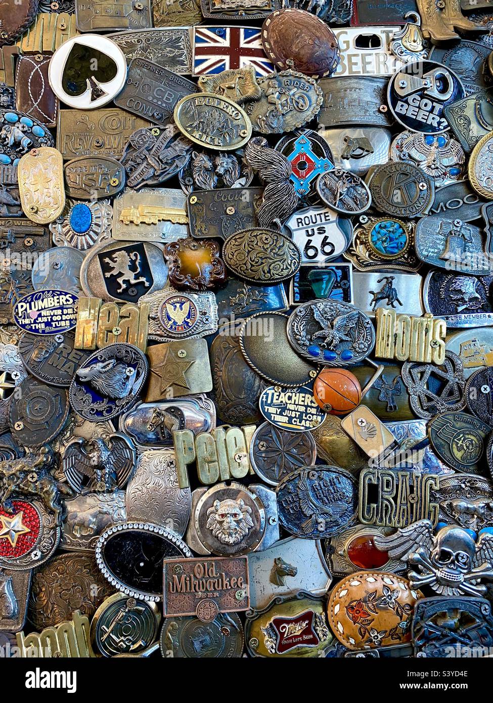 Collage a parete di varie fibbie per cintura. Foto Stock