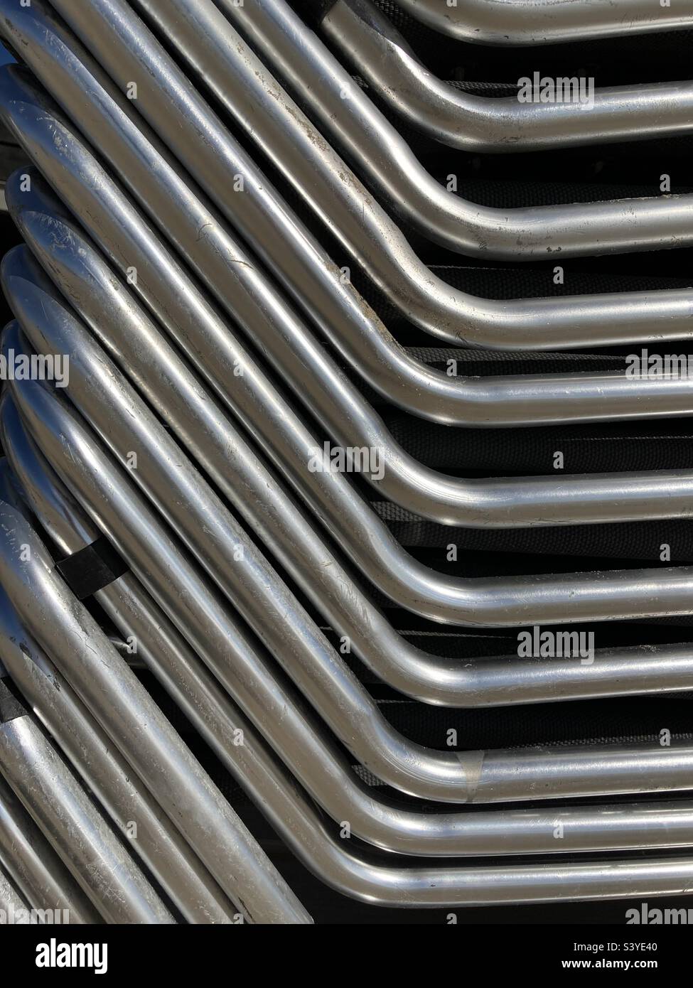 Un mazzo di tubi in acciaio inox impilati - Immagine stock catturata con smartphone