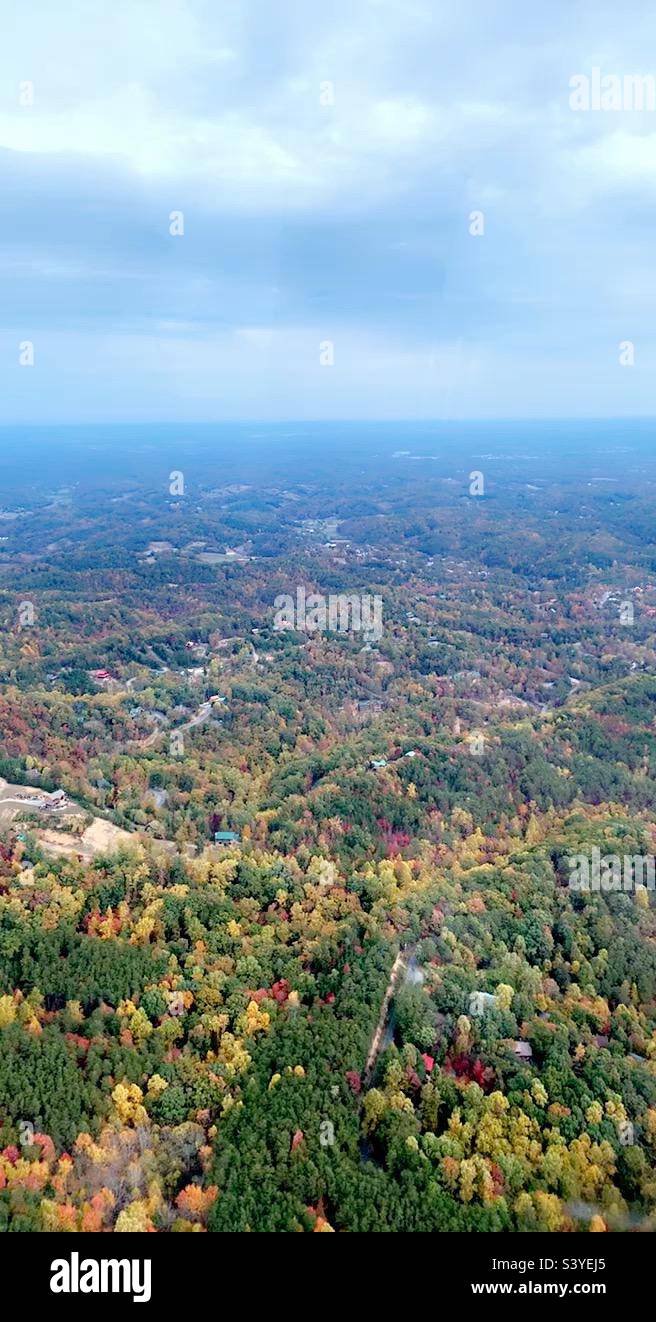 Splendida vista aerea delle grandi Smoky Mountains. Sorvolando Gatlinburg, Tennessee, durante il picco dei colori autunnali. Foto Stock
