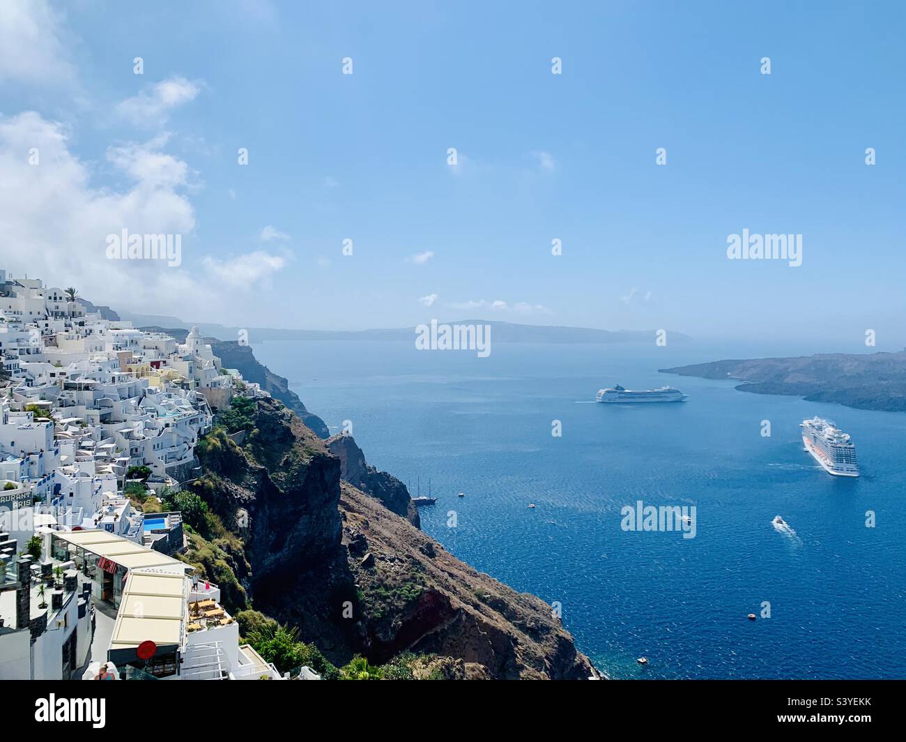 Santorini Bay in una giornata di sole Foto Stock