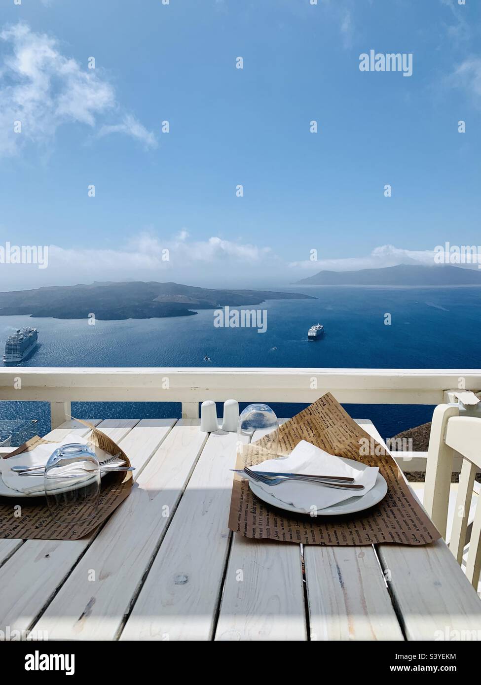 Pranzo con vista mozzafiato sul Mediterraneo. Foto Stock