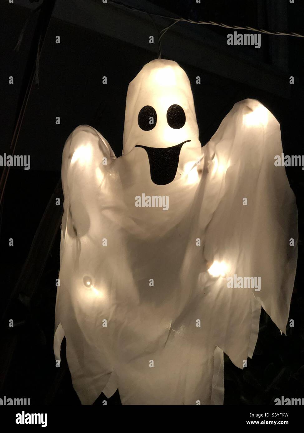 Un fantasma di Halloween ha una faccia felice al trucco o ai curatori grandi sulla notte di Halloween! - Immagine stock catturata con smartphone