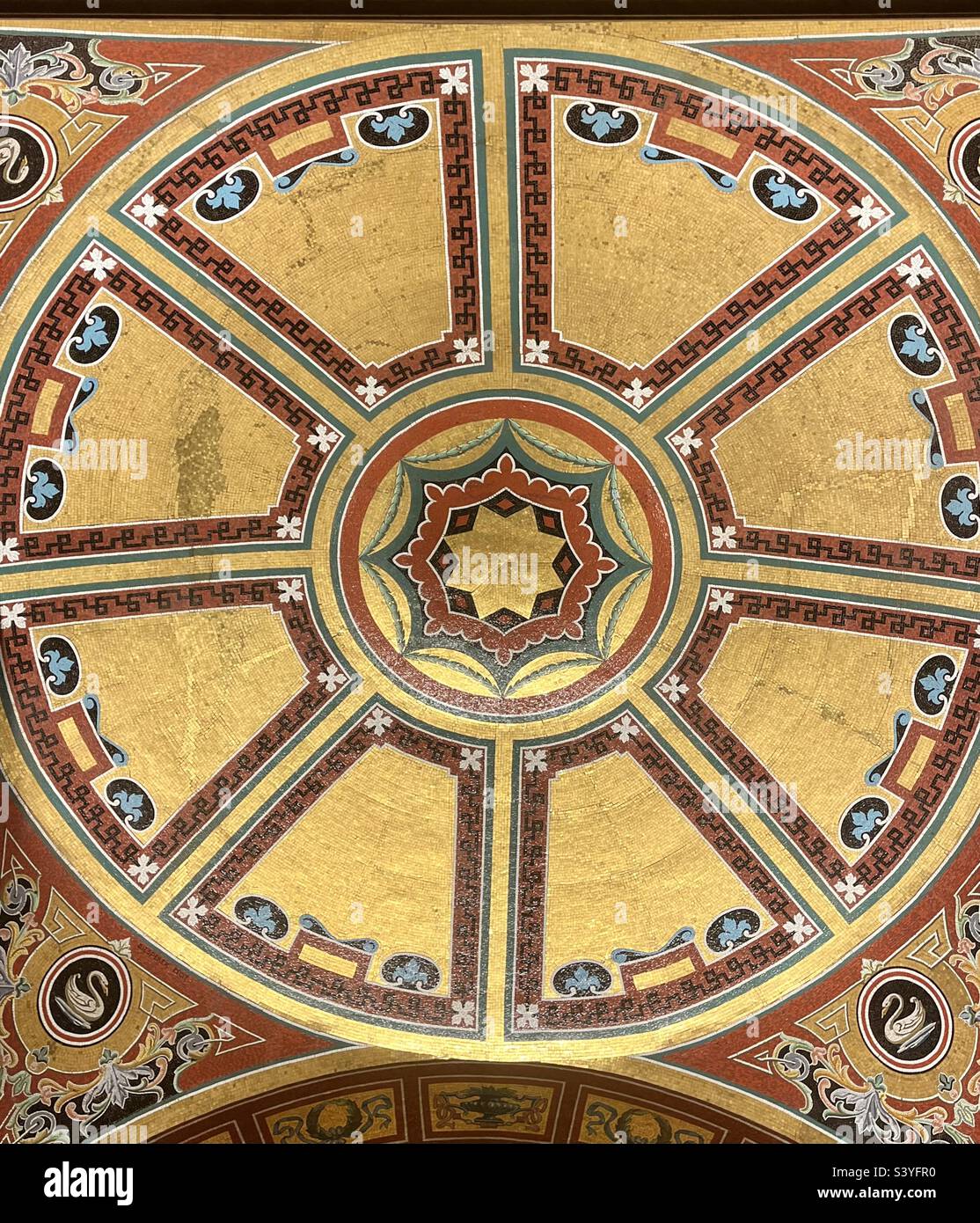 Il mosaico della cupola e il soffitto dell'auditorium del London Coliseum, attualmente sede dell'Opera Nazionale Inglese a St Martin's Lane, fanno parte dell'edificio classificato Grade II Foto Stock
