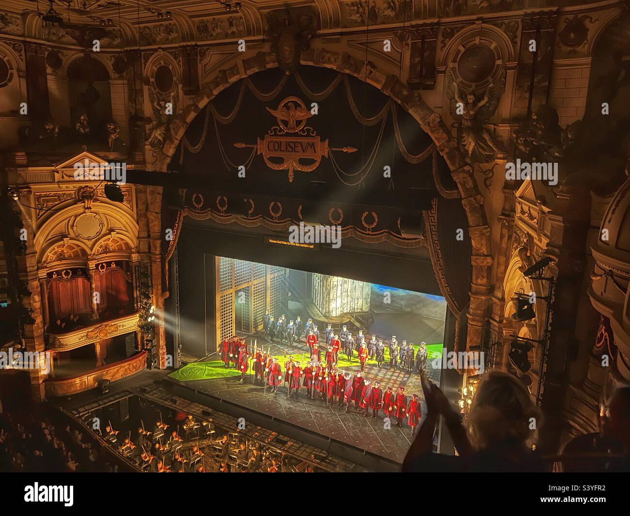 Platea pit, in scena applausi alla fine di un'operetta al London Coliseum. Luci del palco e clapping del pubblico - Immagine stock catturata con smartphone
