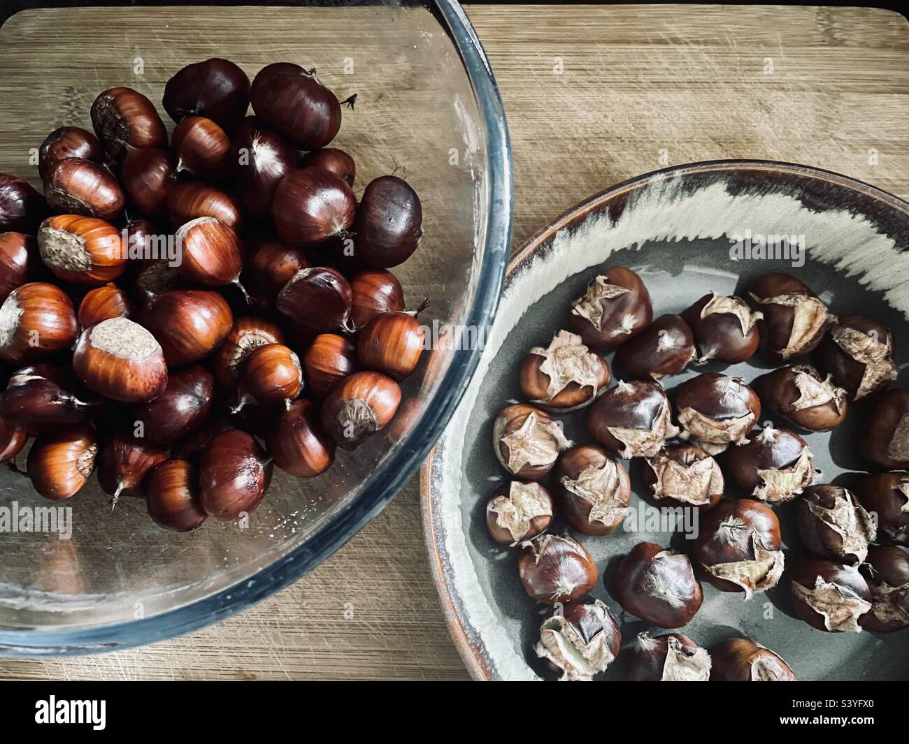 Castagne crude e castagne tostate Foto Stock