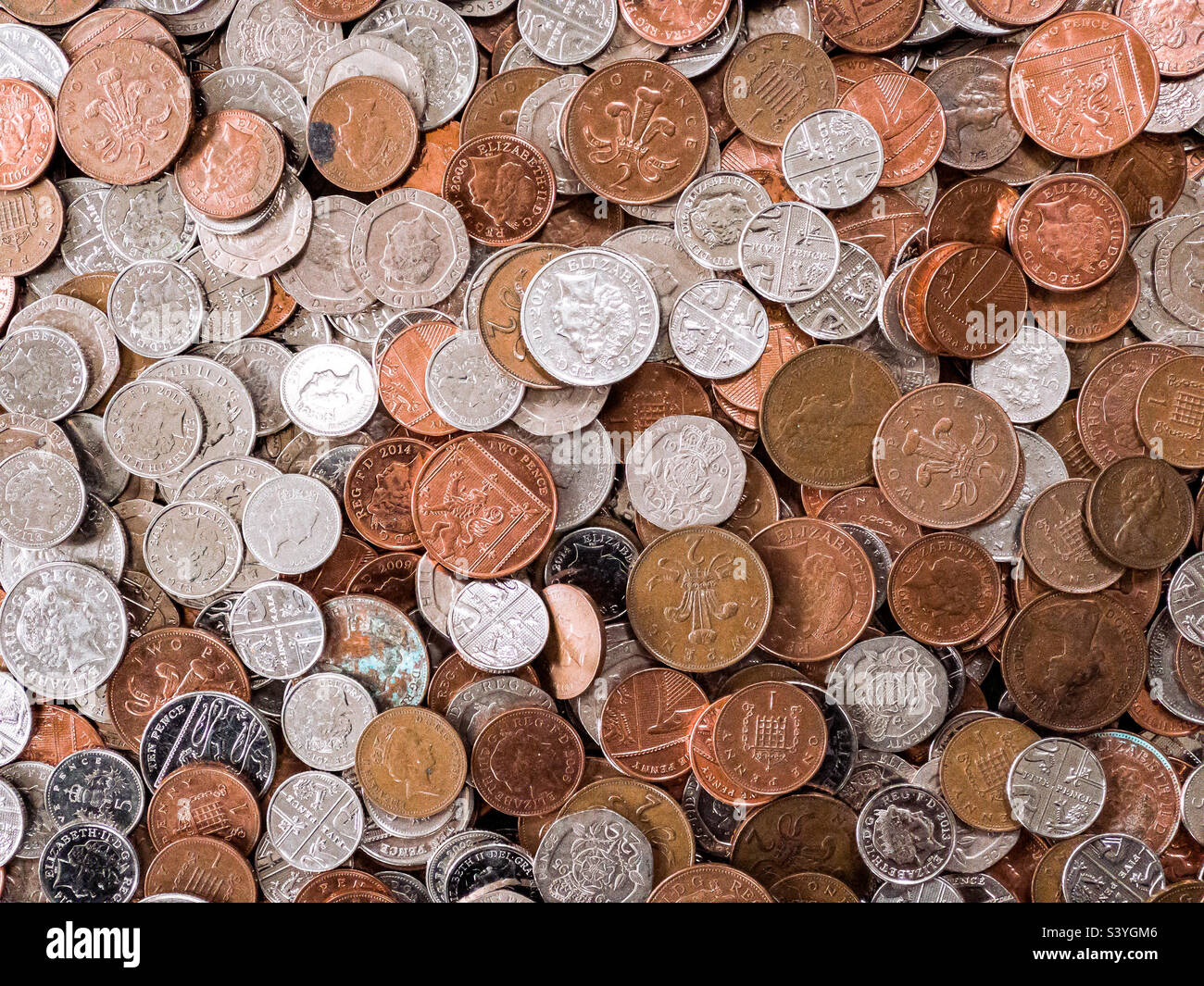 Grande quantità di varie monete inglesi Foto Stock
