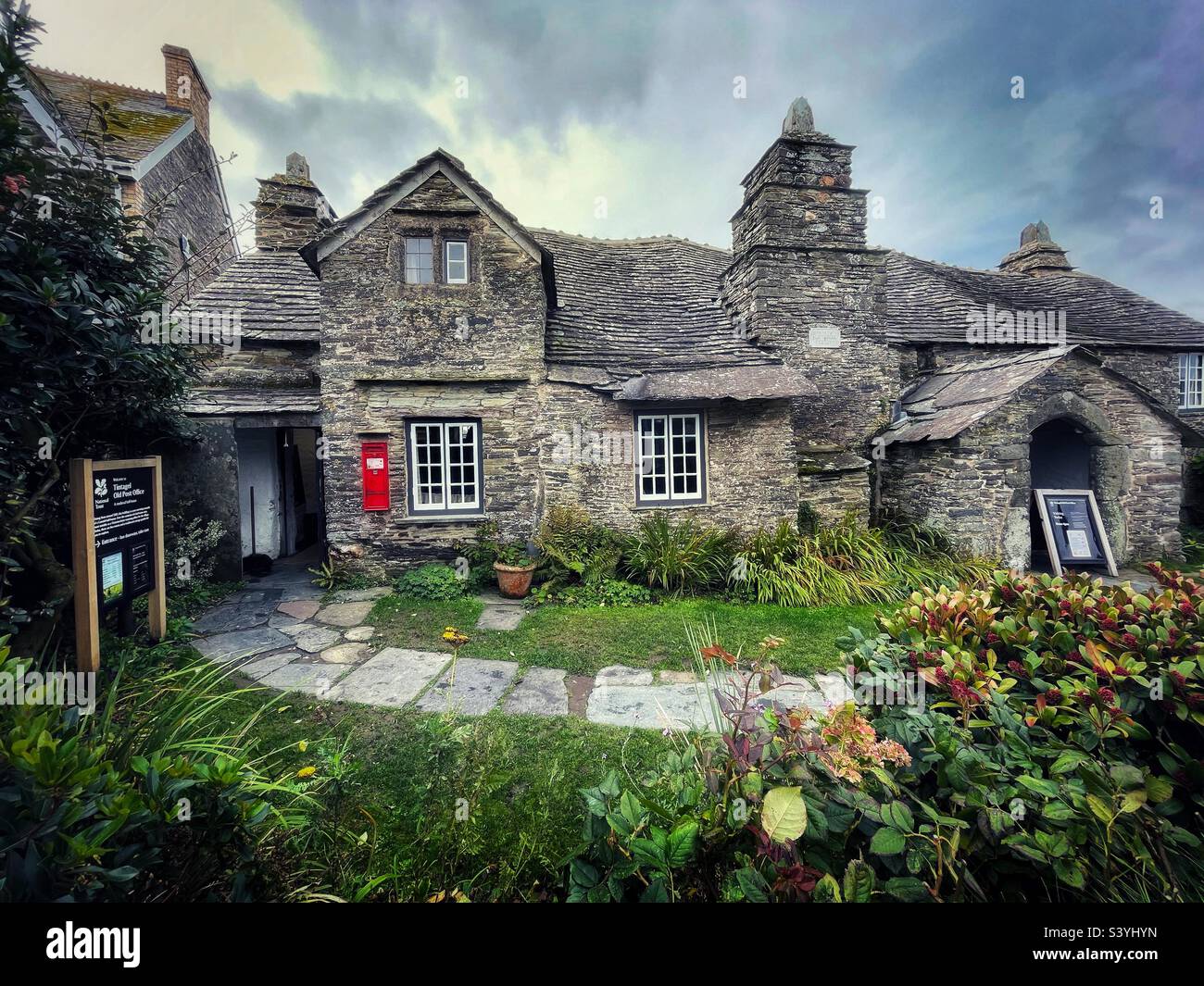 Il vecchio ufficio postale, Tintagel, North Cornwall, ottobre. - Immagine stock catturata con smartphone