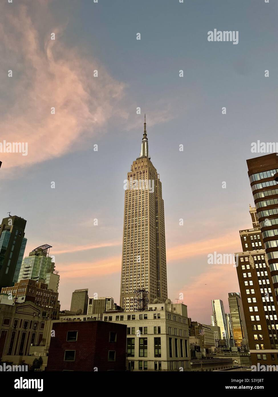 L'Empire state Building, una luce di mattina presto - Immagine stock catturata con smartphone