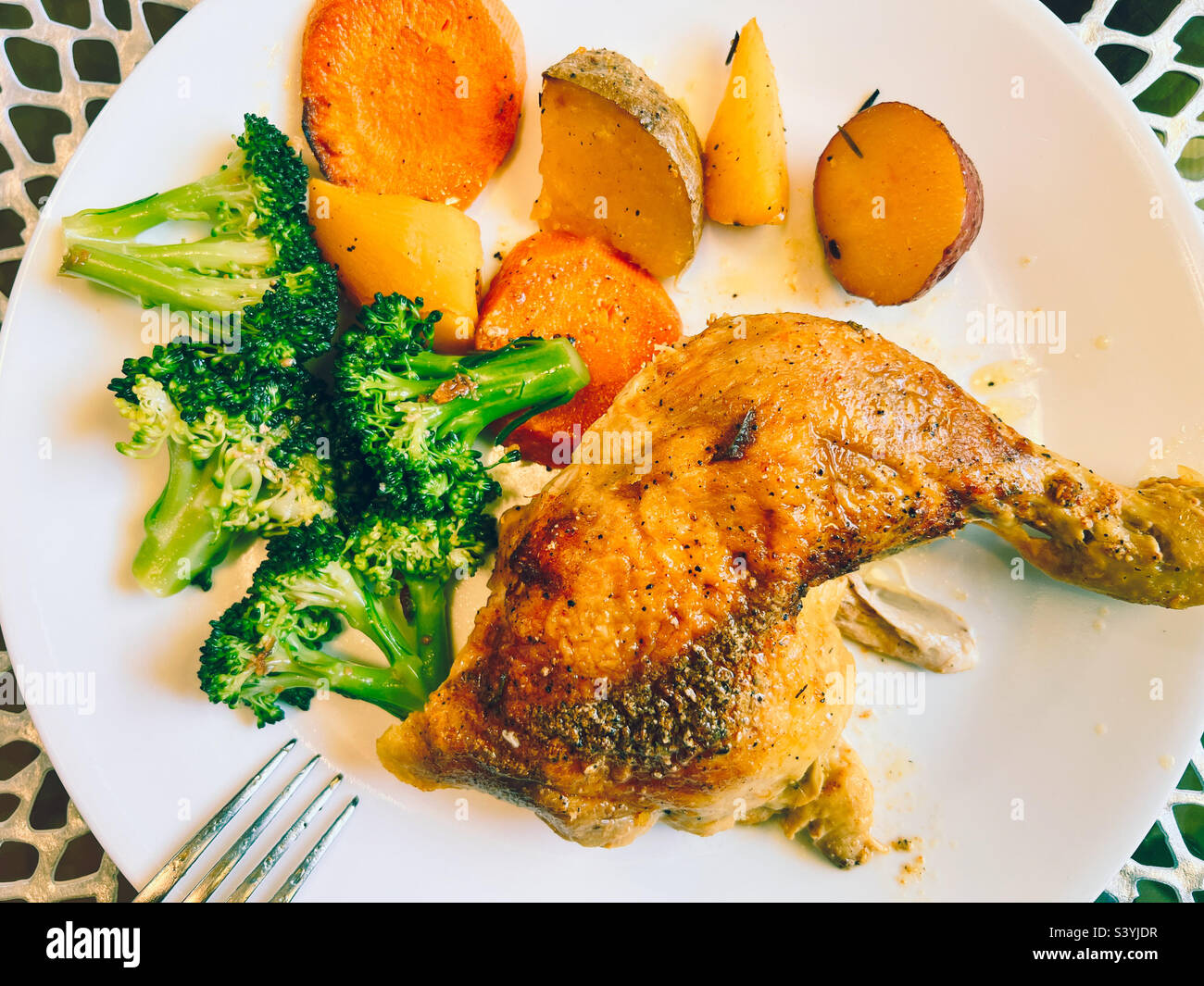 Pollo arrosto, broccoli e verdure miste Foto Stock