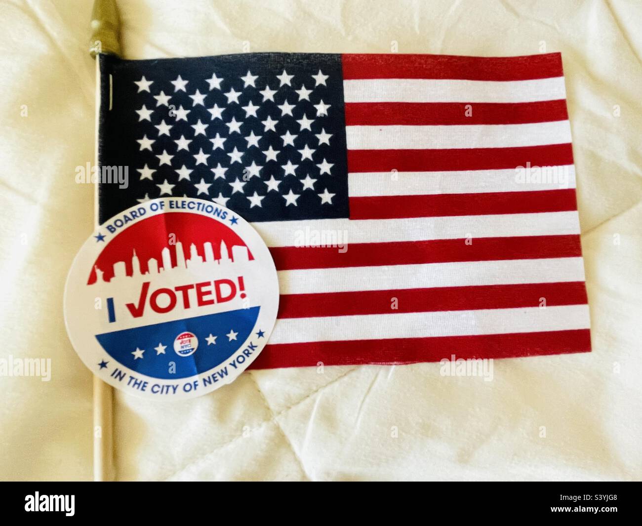 Ho votato un adesivo su una bandiera americana Foto Stock