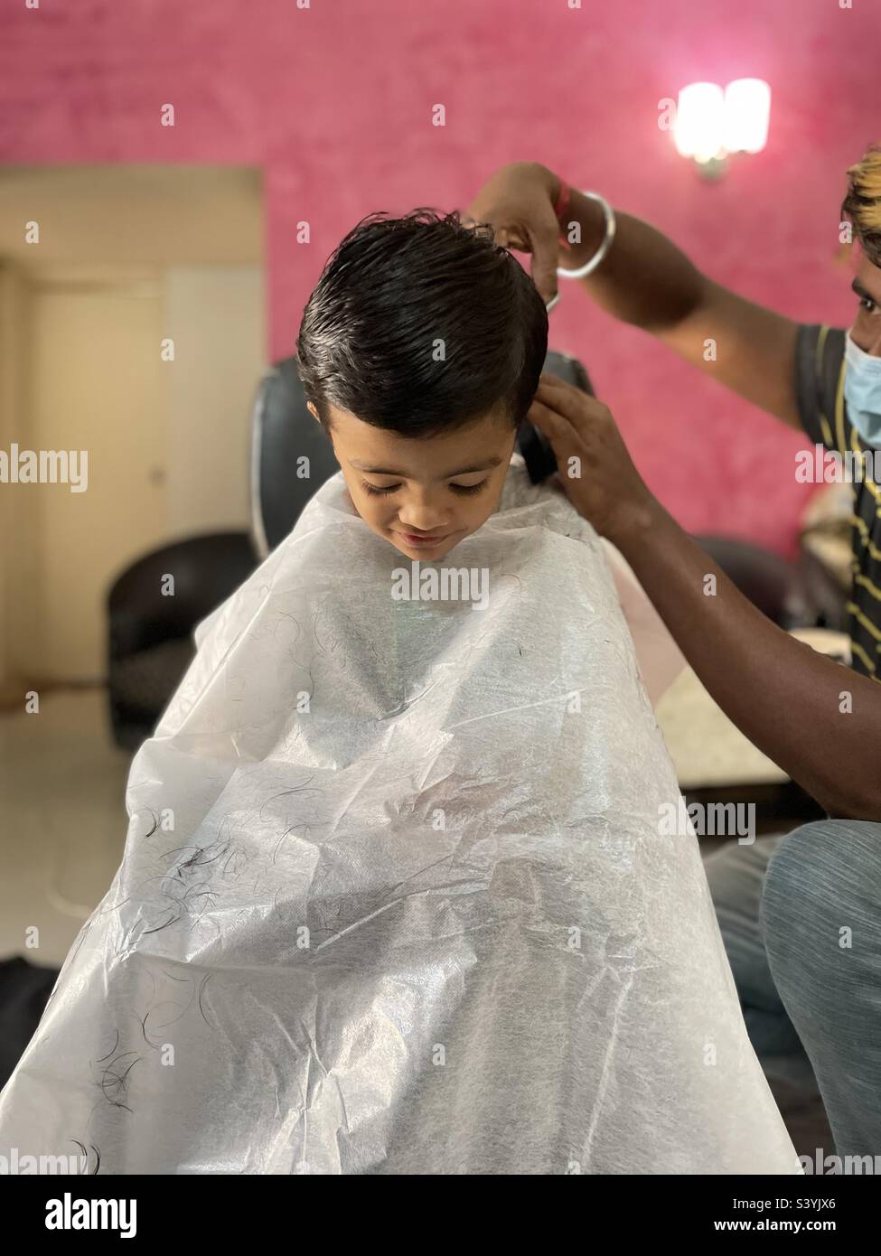 Taglio dei capelli tempo per il kiddo Foto Stock